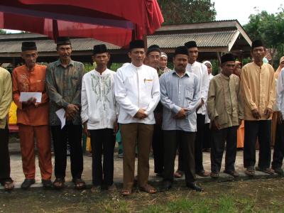 H adil dan Asrofi  Santuni anak yatim dan kaum duafha Desa Maini Darul Aman 